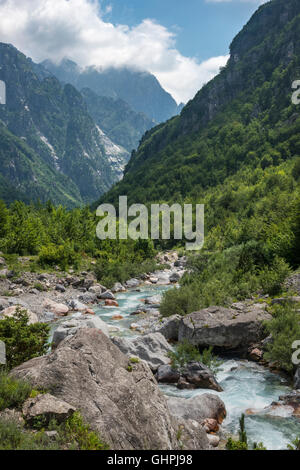 Thethit als es mündet das Shala-Tal zum Fluss Shala mit den albanischen Alpen im Hintergrund, Theth, Albanien Stockfoto