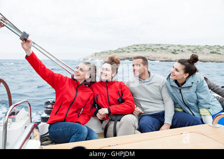 Junge Menschen auf Yacht, ein Bild von sich selbst Stockfoto