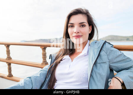 Portrait der schönen Frau auf Segelboot Stockfoto