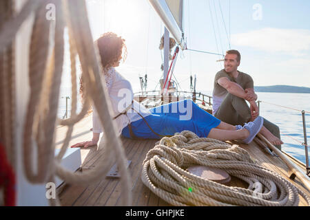 Junges Paar auf Segelboot zu entspannen Stockfoto