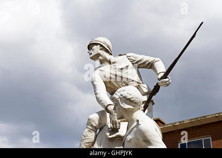 Statue auf Kriegsdenkmal, Hull, East Yorkshire, England, England, zum Gedenken an Soldaten, die zwischen 1899 und 1902 im Südafrikanischen Krieg starben Stockfoto