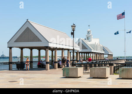 Leute gehen auf dem Pier und die Unterstände in Waterfront Park auf dem Cooper River in Charleston, South Carolina. Stockfoto