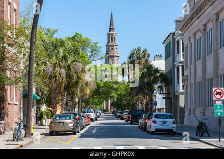 Ein Blick nach unten Church Street, St. Phillip Episcopal Church in Charleston, South Carolina. Stockfoto