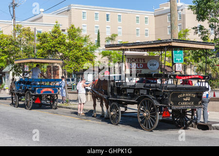 Pferdekutsche Reiseveranstalter verkaufen Tickets und Vorbereitung für die nächste Reise auf N Market Street in Charleston, South Carolina. Stockfoto