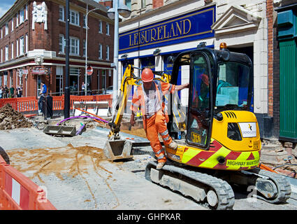 Arbeiter und Digger: Re Pflasterung der Straße von Hull, East Yorkshire, England UK Stockfoto