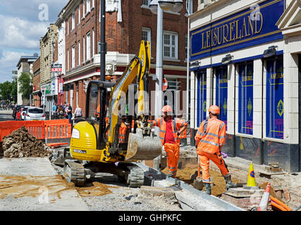 Die Bauarbeiter und Bagger: Re-ebnet den Straßen von Hull, East Yorkshire, England, Großbritannien Stockfoto