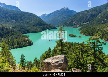 Türkis Diablo Lake aus der Diablo Lake Overlook in North Cascades National Park, Washington gesehen. Stockfoto