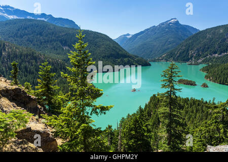 Türkis Diablo Lake aus der Diablo Lake Overlook in North Cascades National Park, Washington gesehen. Stockfoto