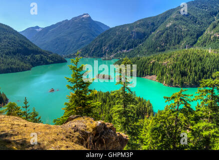 Türkis Diablo Lake aus der Diablo Lake Overlook in North Cascades National Park, Washington gesehen. Stockfoto