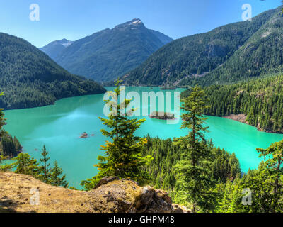 Türkis Diablo Lake aus der Diablo Lake Overlook in North Cascades National Park, Washington gesehen. Stockfoto