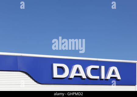 Dacia-Logo auf der Wand eines Händlers Stockfoto