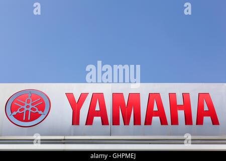 Yamaha-Logo an der Wand Stockfoto