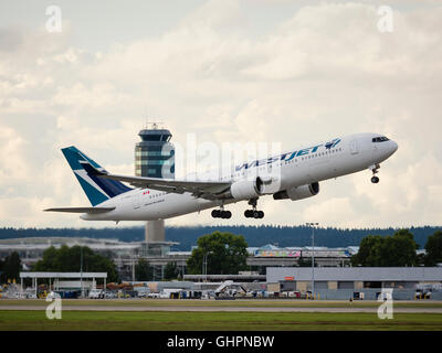 WestJet Airlines Boeing 767-300 C-FOGJ nehmen Sie ausziehen in der Luft abgehenden internationalen Flughafen Vancouver Kanada Stockfoto