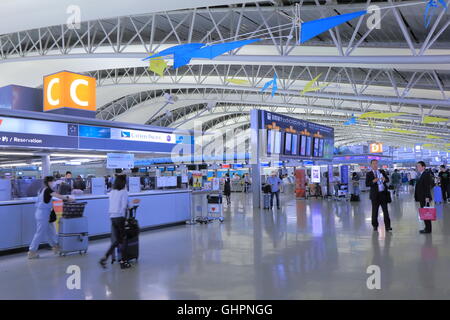 Menschen reisen am Kansai International Airport in Osaka, Japan. Stockfoto