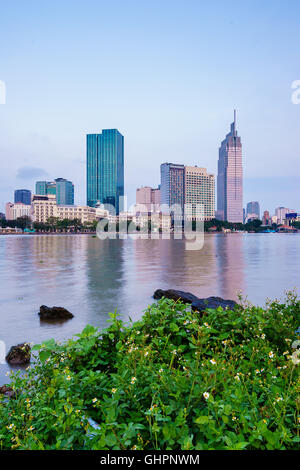 Ho-Chi-Minh-Stadt Skyline und den Saigon River am frühen Morgen, Vietnam. Stockfoto
