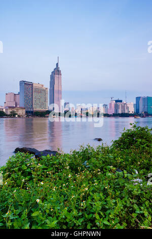 Ho-Chi-Minh-Stadt Skyline und den Saigon River am frühen Morgen, Vietnam. Stockfoto