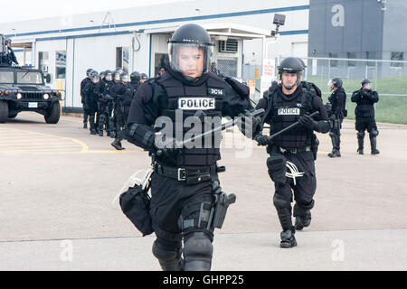 Elwood, Illinois - 1. Oktober 2012: Bereitschaftspolizei erscheinen auf dem Walmart Distribution Center, markante Lagerarbeiter und Unterstützer zu verhaften. Stockfoto