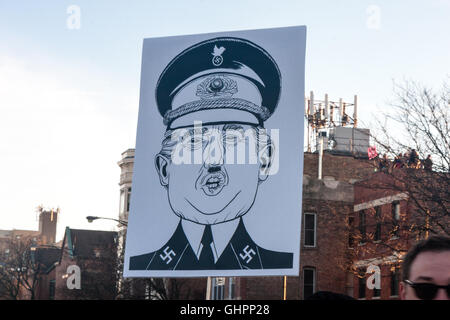 Chicago, Illinois - 11. März 2016: Anti-Trump Demonstranten gegen Donald Trump Hassreden außerhalb der University of Illinois in Chicago Pavillon. Stockfoto