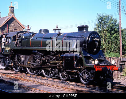 Britische Eisenbahnen Standardklasse 4 4-6-0 Dampf Lok Nummer 75069 herausziehen des Severn Valley Railway Station, Highley, UK. Stockfoto