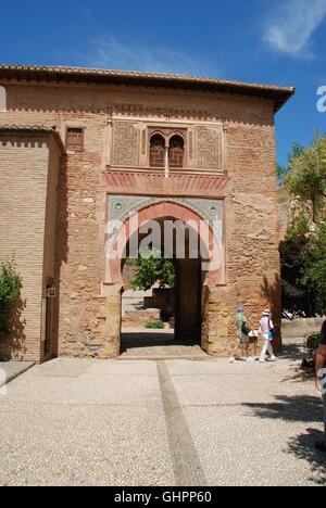 Blick auf die Puerta del Vino (Wein-Tor) auf dem Gelände der Burg, Palast von Alhambra, Granada, Provinz Granada, Spanien. Stockfoto