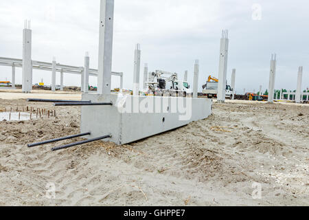 Verstärkte die Stäbe sind aus der Betonpfeiler, Detail herausragt. Stockfoto