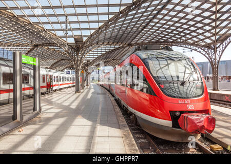 Personenzüge am Hauptbahnhof in Köln, Deutschland Stockfoto