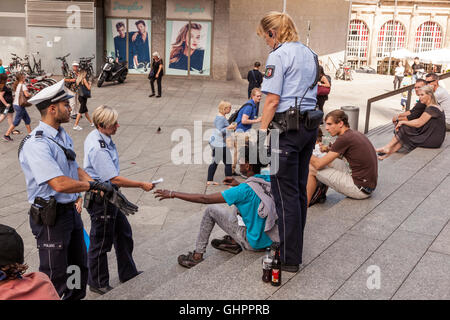 Polizei-Kontrolle Pasport betrunken Flüchtling vor dem Hauptbahnhof in Köln, Deutschland Stockfoto