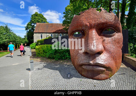 Canterbury, Kent, Großbritannien. „Bulkhead“ (2003: Rick Kirby) hinter dem Marlowe Theatre Stockfoto