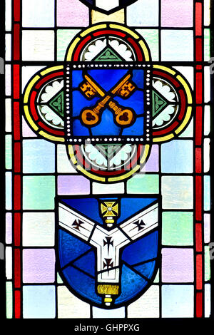 Canterbury, Kent, UK. St.-Peter Kirche (anglikanisch) Glasfenster: gekreuzt Tasten / Wappen der Diözese von Canterbury Stockfoto