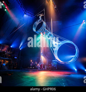 Circus of Horrors werfen: die akrobatische Stunt-Darsteller, Vitalie Eremia und Svilen Marinov mit ihrem Rad des Todes. Stockfoto