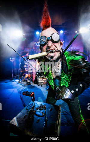 Circus of Horrors gegossen: Porträt von Sword Swallower Hannibal Helmurto mit seinem Handwerkszeug vor Ort in einem Zirkus-Ambiente. Stockfoto