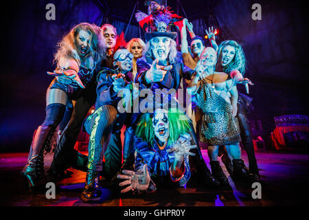 Circus of Horrors gegossen: Leistungsträger aus der beliebten Serie, The Circus of Horrors während ihrer 2015 Touren zeigen "CarnEvil". Stockfoto