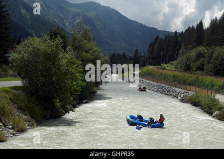 Sparren in Wasser, Rückkehr zum Boot, Fluss Arve in der Nähe von Gailland, Chamonix-Mont-Blanc, Rhône-Alpes, Haute Savoie, Frankreich, Europa, EU Stockfoto