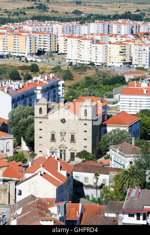 Blick von der Templer Burg auf den Dom oder Se Castelo Branco, eine Stadt in der Region Centro in Portugal. Stockfoto