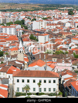 Blick von der Templer Burg auf Castelo Branco, eine Stadt in der Region Centro von Portugal, mit dem Uhrturm. Stockfoto