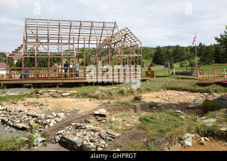 Holzrahmen umreißen die Gebäude, die einst auf der Plantage-Website unter Amoretten in Neufundland und Labrador, Kanada. Stockfoto