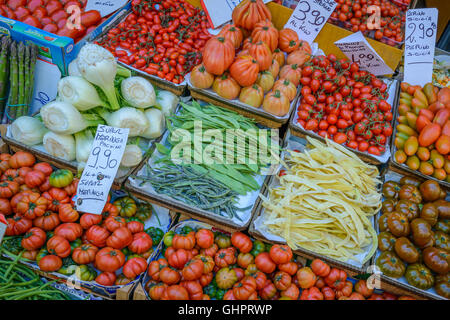 Verschiedene Tomaten und anderes Gemüse zum Verkauf an ein Gemüsehändler Stand in Parma, Emilia-Romagna, Italien Stockfoto