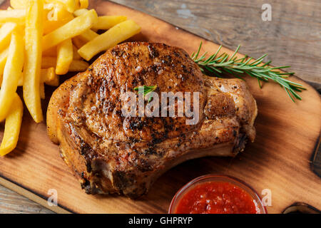 Steak auf der Bone-Steak mit Pommes Frites und Soße Stockfoto