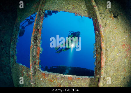 Schiffbruch SS Turbo, Taucher und Schiffswrack, Turbo-Wrack, Ras Banas, Rotes Meer, Ägypten, Afrika Stockfoto