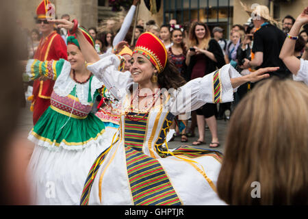 Frau Tänzerin in brasilianischen Volkstracht, die Teilnahme an der 2016 Bath Street Carnival, Großbritannien Stockfoto