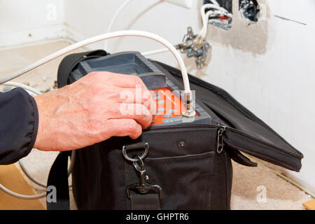 Techniker messen Internet und TV-Anschluss Stockfoto