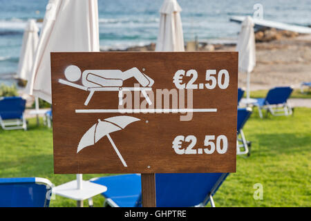 hölzerne Strand Preisschild für Sonnenliegen und Sonnenschirme closeup Stockfoto