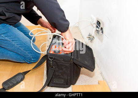 Techniker messen Internet und TV-Anschluss Stockfoto