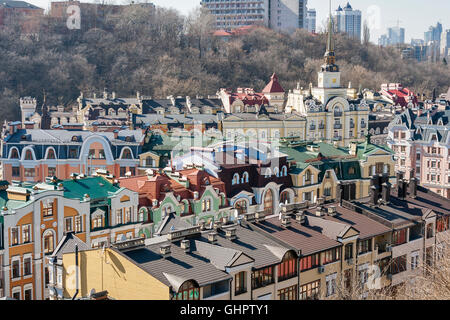 Kleine farbige Gebäude in Kiew, Ukraine. In lang Bezirk getroffen. Stockfoto