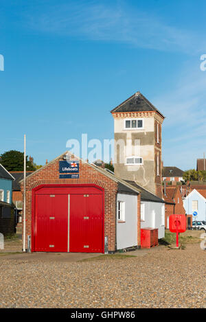 Das alte Rettungsboot Bahnhofsgebäude Aldeburgh Strand, Suffolk UK Stockfoto