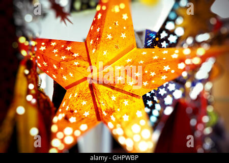 Beleuchteter Weihnachtsstern auf einem Markt Stockfoto