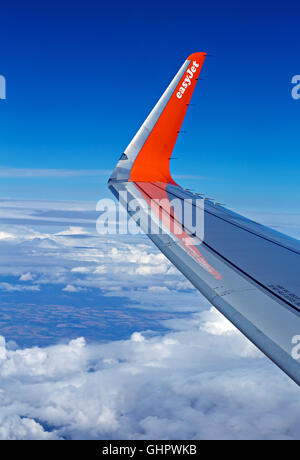 EasyJet-Logo auf der Flügelspitze eines Airbus A320 im Flug über Europa Stockfoto