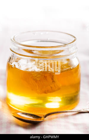 Waben Sie in Glas mit süßem Honig. Stockfoto
