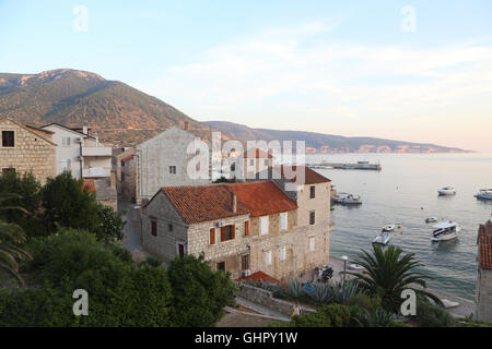 Blick auf den Hafen in Komiza auf der Insel Vis, Kroatien. Stockfoto