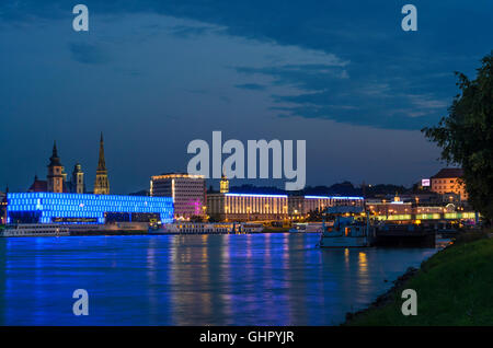 Linz: Lentos Kunstmuseum und die Türme der Pfarrkirche, die alte Kathedrale, neuen Dom und Landhaus (State House) (von links nach r Stockfoto